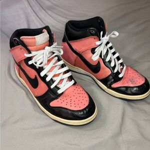 Vintage Nike Women's Black and Pink Athletic Shoes